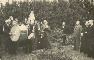 862311 Afbeelding van enkele leden van 'Don Bosco' (opgericht in 1947), het fanfareorkest van de St.-Josephparochie te ...